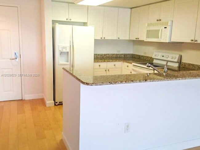 Building Photo - 19501 W Country Club Dr Unit 1511