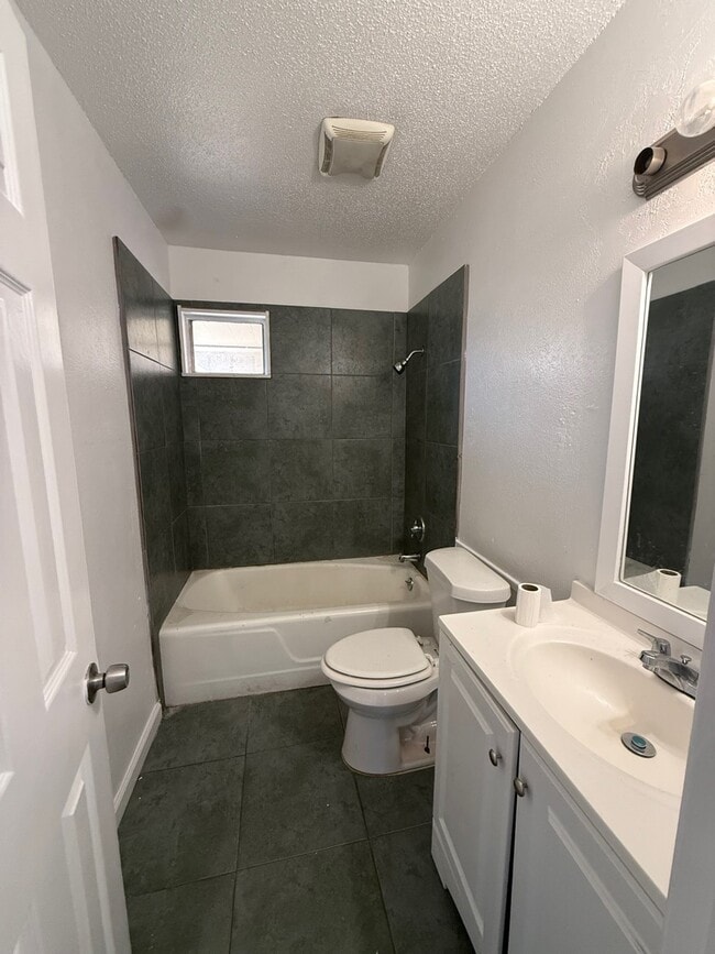 Photo - 3008 Lourdes St