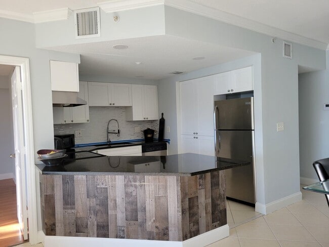 Photo - 4401 Crystal Lake Dr Unit 102