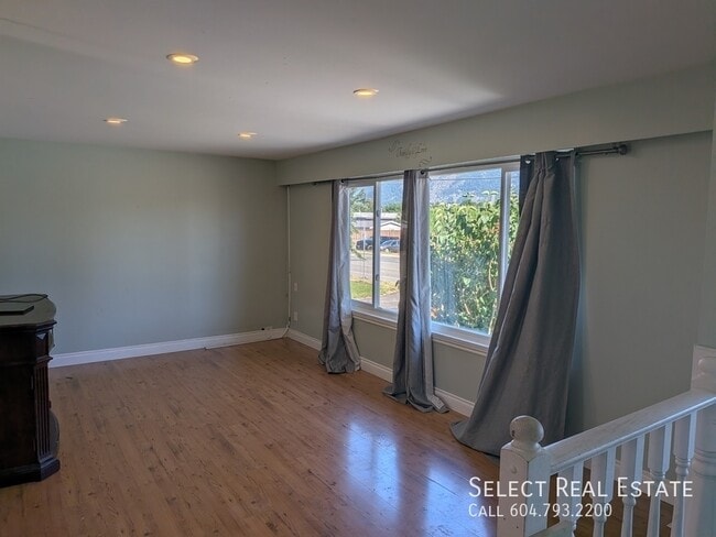 Photo - 46396 Strathcona Rd