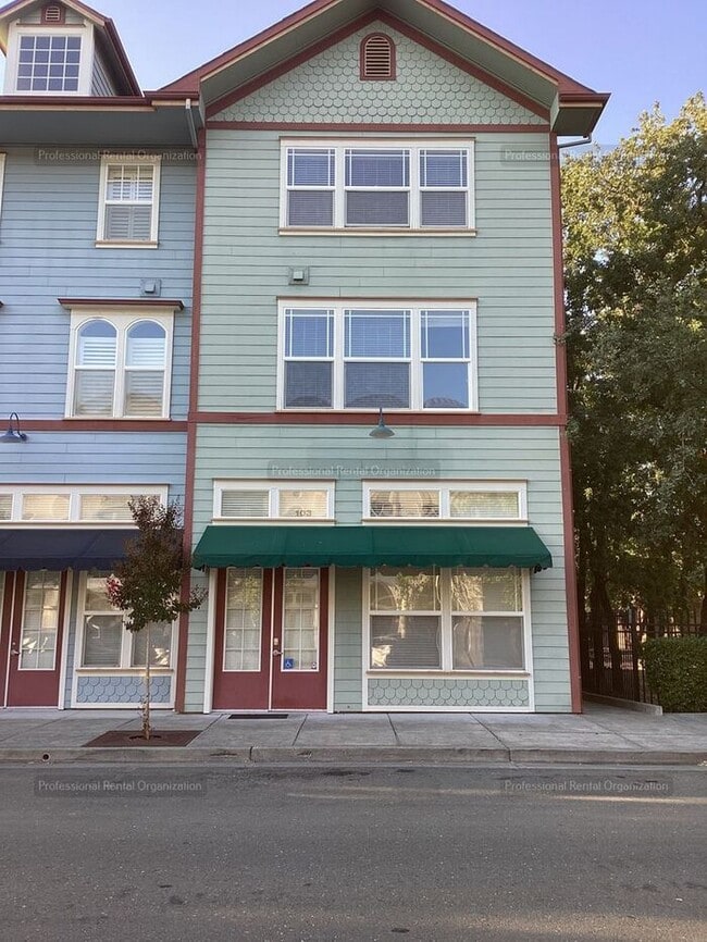 Building Photo - Elegant-Ideally located-Windsor Green End ... Rental