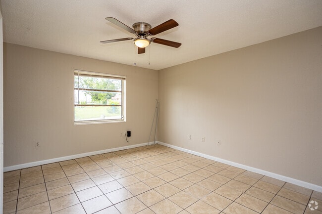 1BR, 1BA - 750SF - Living Room