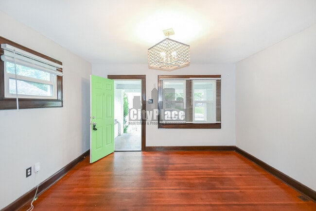 Photo - 721 N Denny St