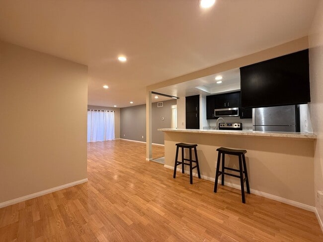 Building Photo - Mission Plaza 2/2 Great amenities & location Unit 101