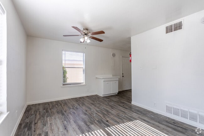 2BR, 1.5BA - 1024 SF TH - Dining Area