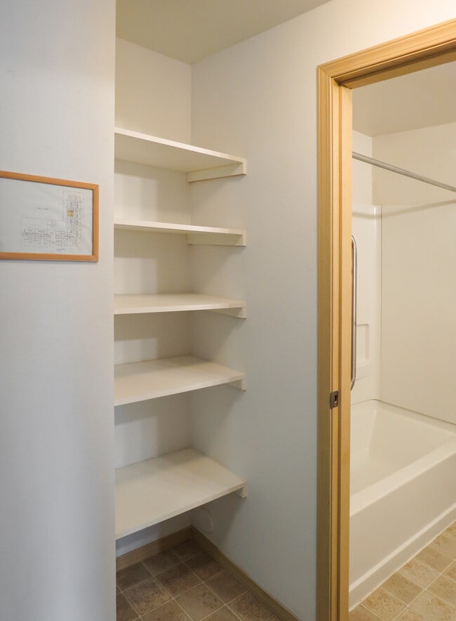 Rainier Vista Apartments Pacific, WA