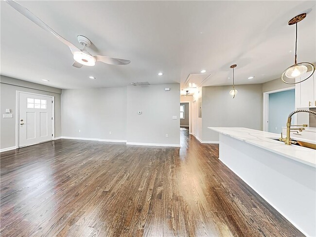 Photo - 492 Elbridge Dr NW
