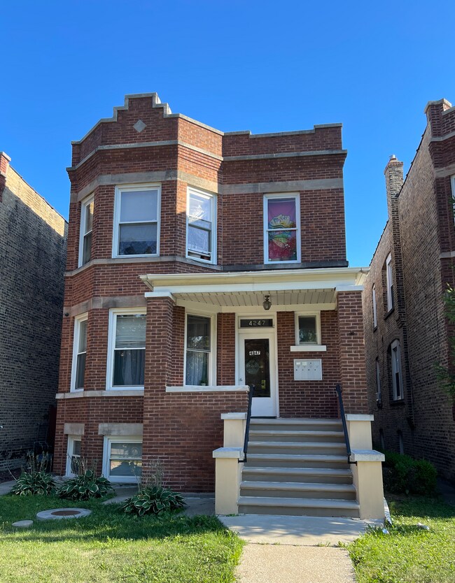 Front of the Building - 4247 W Melrose St Unit 2