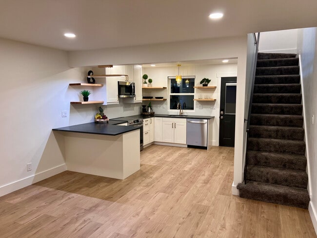 Photo - 214 W 7th St