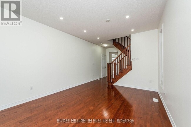 Photo - 180 Pelee Ave