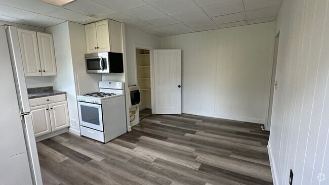 Building Photo - 152 Walnut St Unit Apt 3