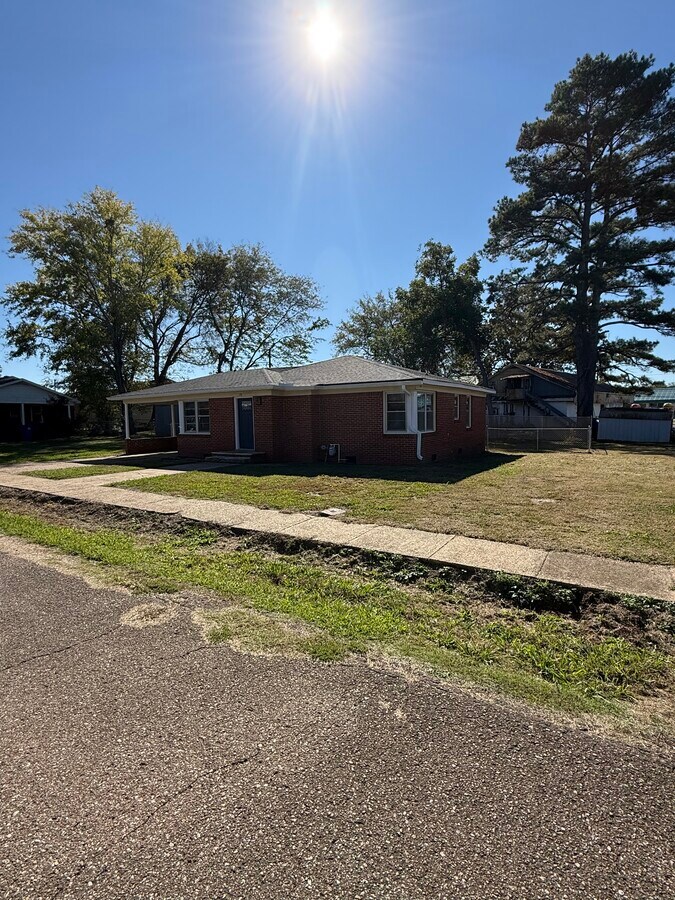 Photo - 3br, 1ba, brick home in the city