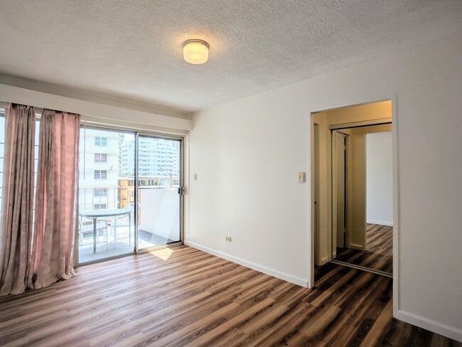 Building Photo - Partly Furnished 1-Bedroom 1 Bath with No Parking at Hawaiian Crown in Waikiki Unit 502