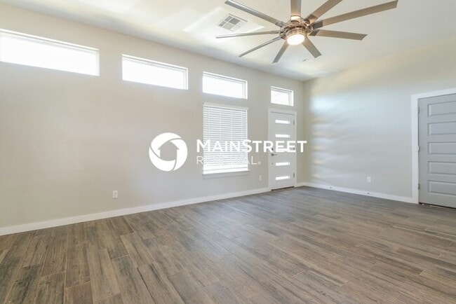 Photo - 3 Bedroom Pet-Friendly Home in Oklahoma City, OK with Main Street Renewal