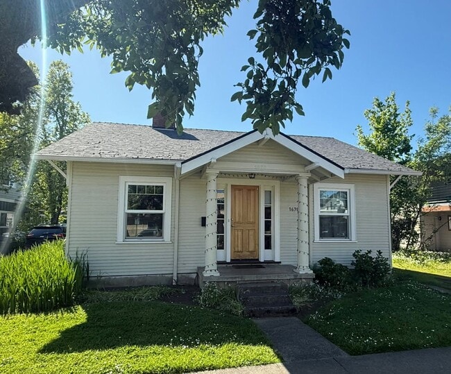 Building Photo - Charming 2BR/1BA with Original Wood Floors
