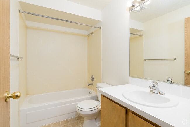 2BR, 2BA - 1,000SF - Bathroom