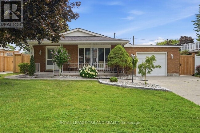 Photo - 27 Aldborough Ave