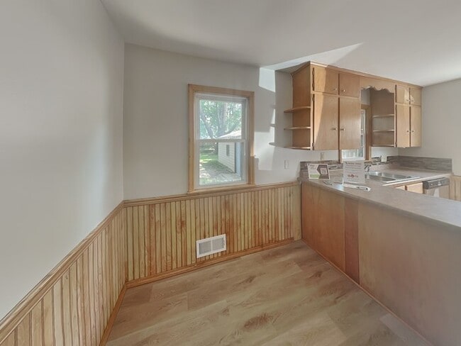 Photo - 2080 McKnight Rd N