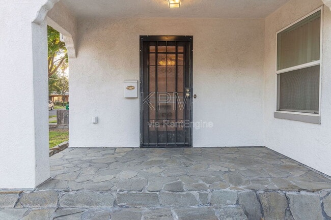 Photo - 325 E Mariposa Ave