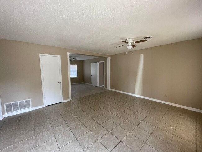 Photo - 121 Willard Rd NW