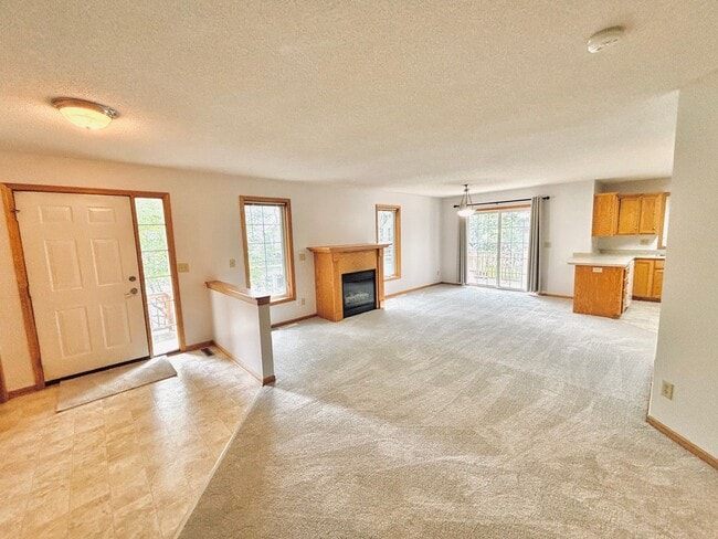 Building Photo - Fantastic 3 bed 3 bath townhome in Coon ra...
