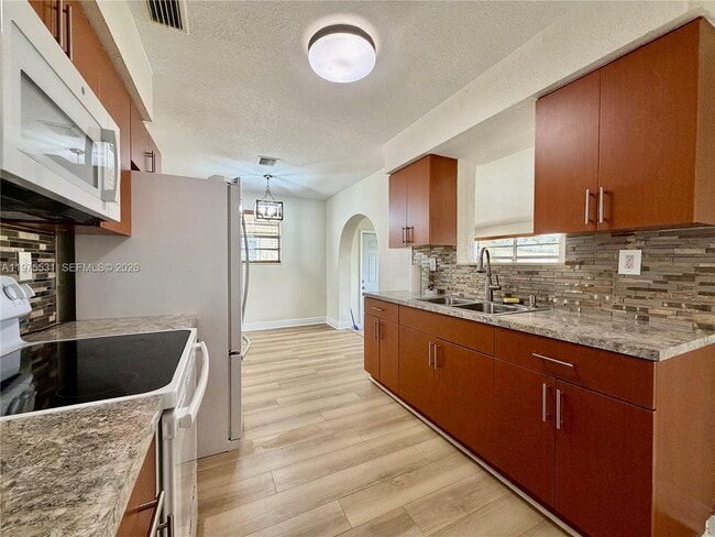 Photo - 1351 W 34th St