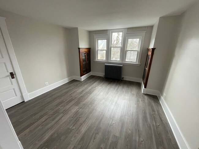Building Photo - 2014 Hertel Ave Unit Upper