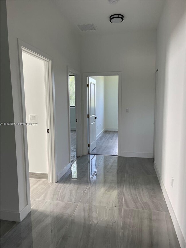 Photo - 932 SW 10th St