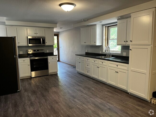 Building Photo - Main Street Lower Apartment Unit 1
