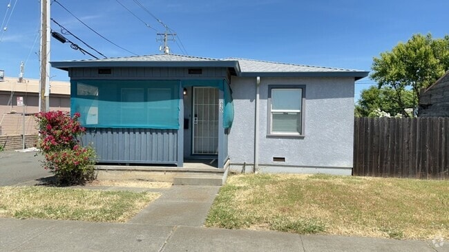 Building Photo - Updated Throughout Rental