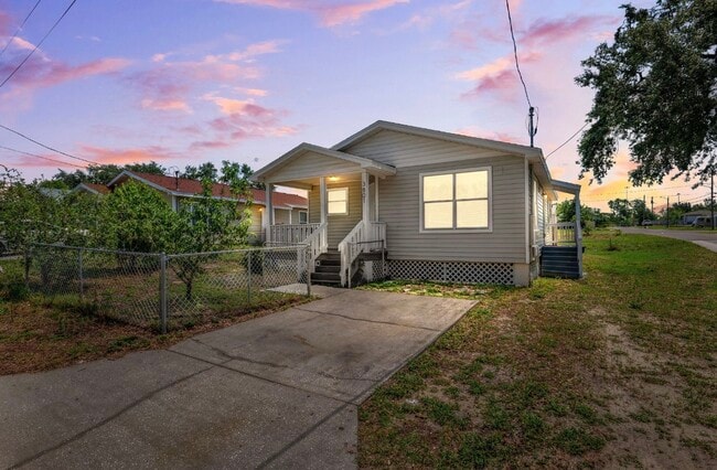 Frente - 3801 Carroway St