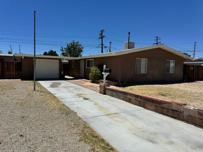 Building Photo - Remodeled 4+2 In Quiet Neighborhood - $2800