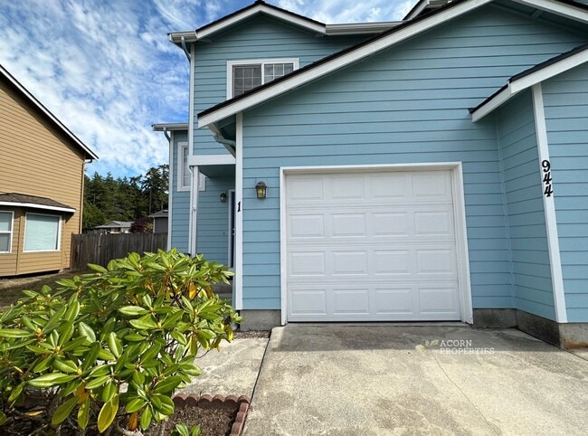 Building Photo - 944 NW Quarterdeck Loop Rental