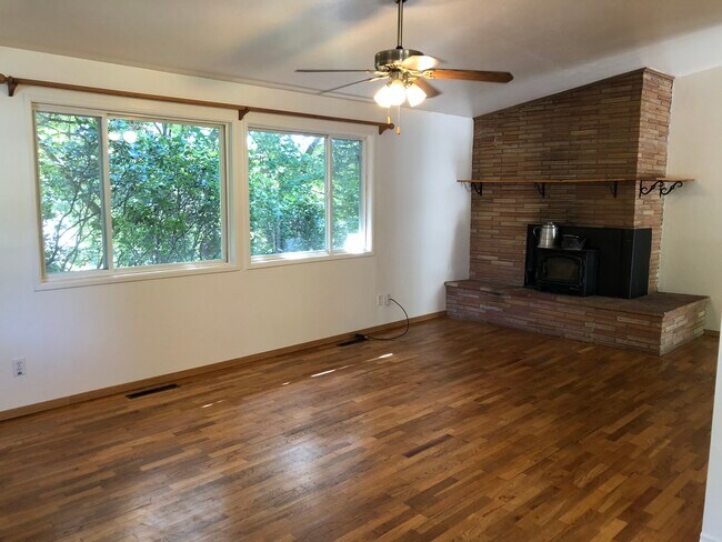 Photo - 215 NW Webb St Unit Upper