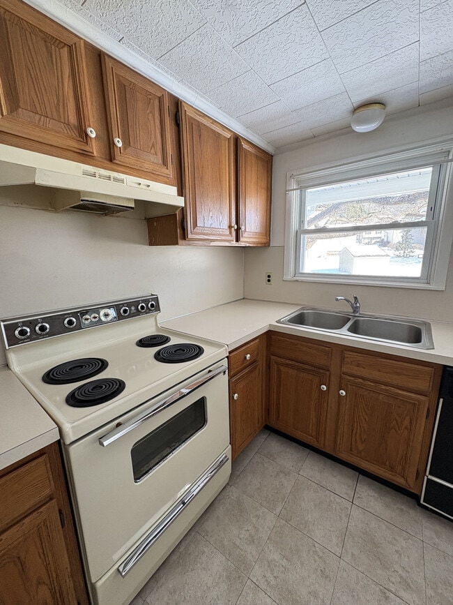 Kitchen - 133 Monroe St Unit C