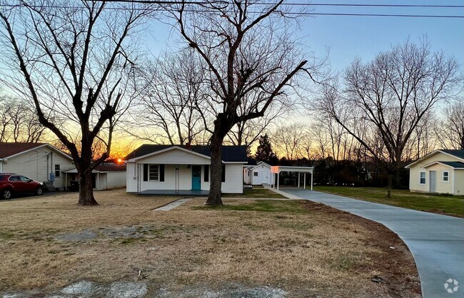 Building Photo - 2 Bedroom House with Workshop