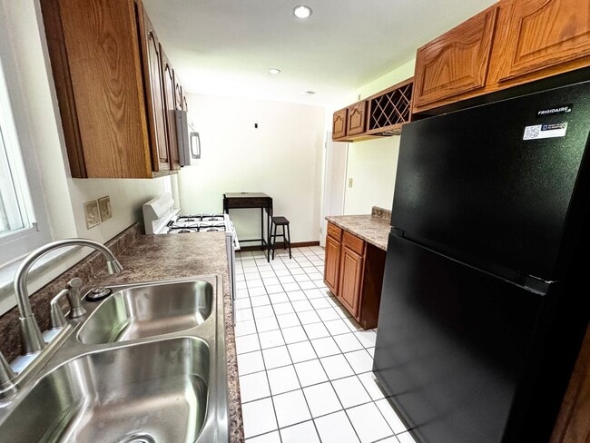 Photo - BRENTWOOD BEAUTY -- Available Now!!