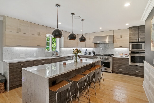 Photo - 328 Brewster St