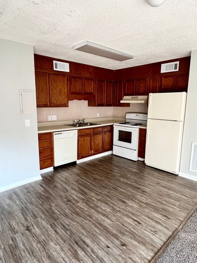 Building Photo - Cozy 1 Bedroom/1 Bath condo in Garden City... Unit D2