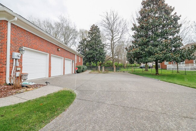 Photo - 5 Bed, 3.5 Bath w/ 3 Car Garage Less than 1 Mile from Downtown Franklin