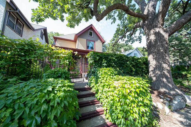 Building Photo - 918 E 17th St Rental