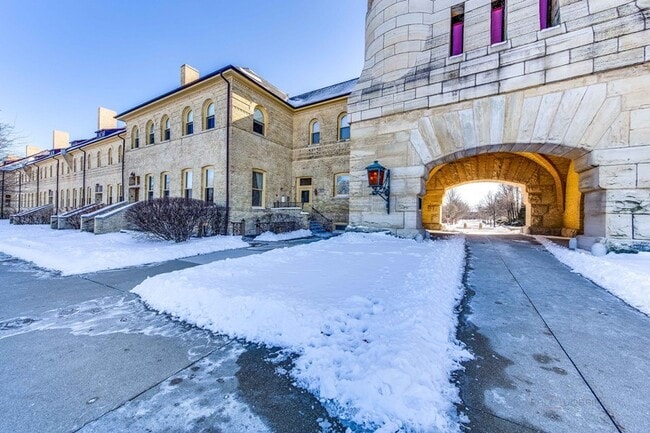 AVAILABLE NOW! - AVAILABLE NOW! Unidad 101