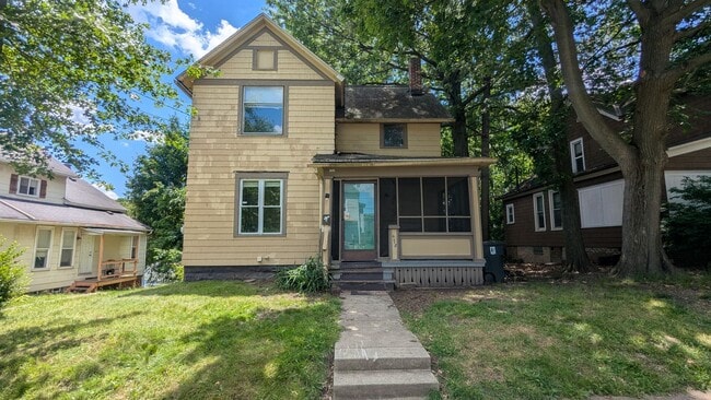 Building Photo - Spacious 4-bedroom, 2-bath home in Akron