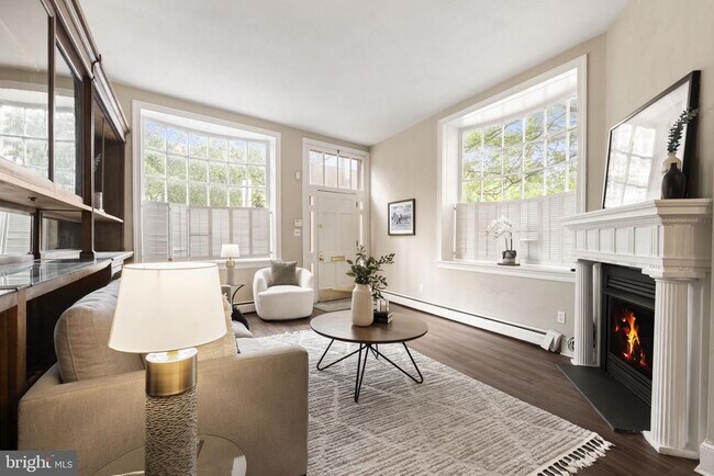 Photo - 858 S Front St