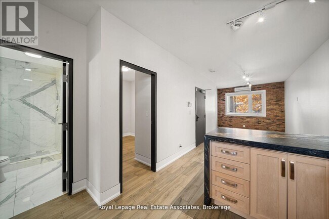 Photo - 531 Runnymede Rd Unit 1