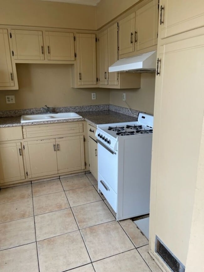 Photo - 6916 Hall Blvd