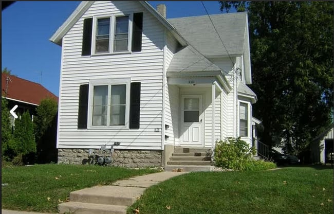 Building Photo - Campus Housing 3 Bed 1 Bath - Last Minute Availability! Steps from campus!