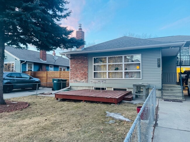 Building Photo - 2 Bedroom 1 Bath w/ Off Street Parking & Laundry Unit 2