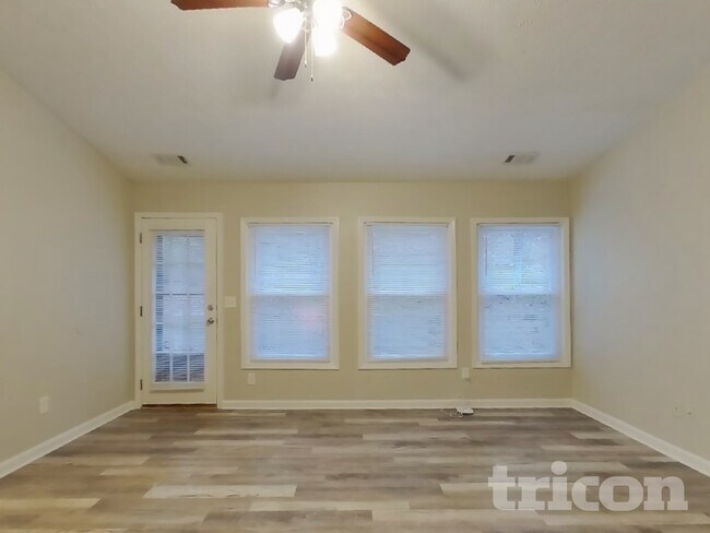 Photo - 300 Stone Valley Xin