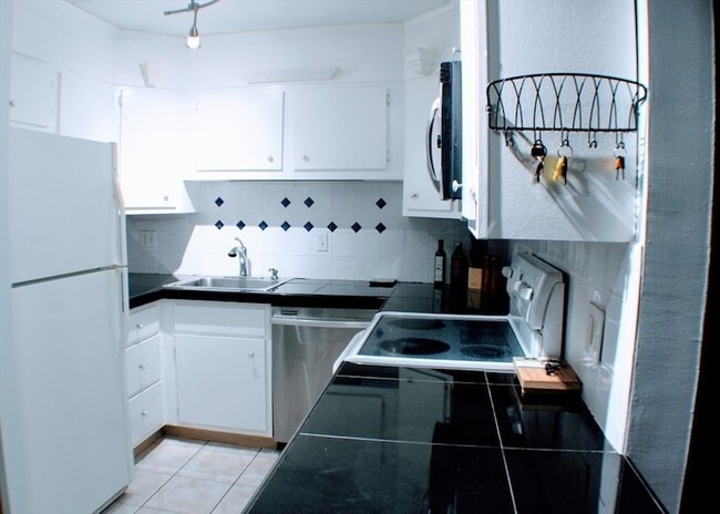 Building Photo - 55 Tall Oaks Dr Unit 407